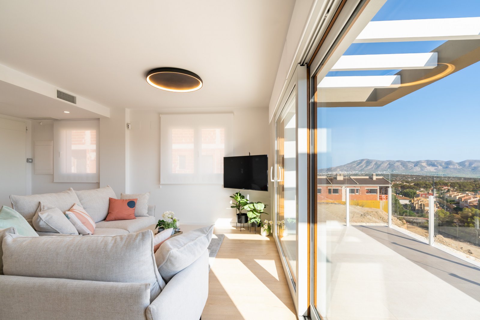  In der charmanten Stadt La Nucia gelegen, bietet diese exklusive Sammlung von 28 Immobilien eine einzigartige Wohnumgebung mit Meerblick. Das Angebot