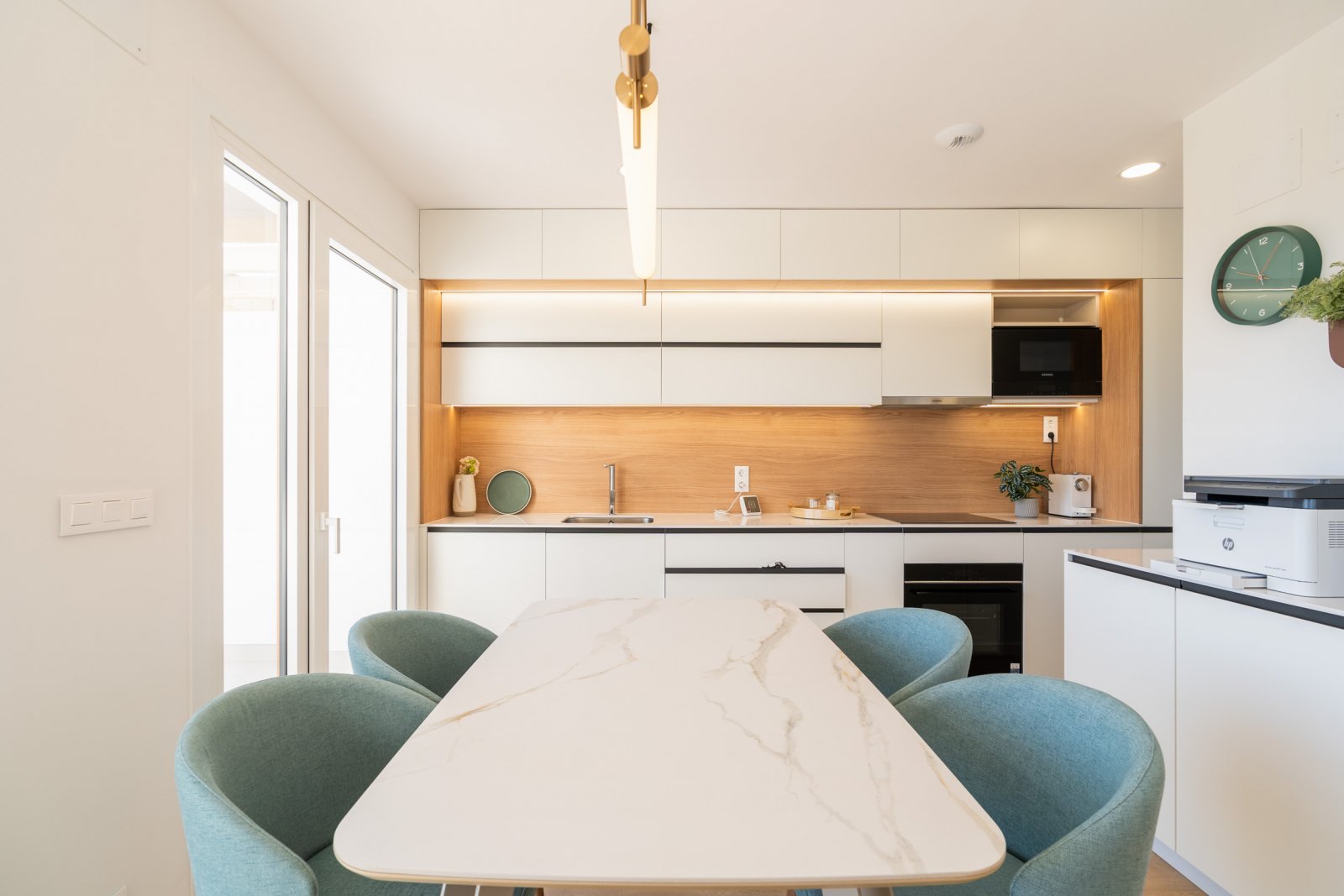  In der charmanten Stadt La Nucia gelegen, bietet diese exklusive Sammlung von 28 Immobilien eine einzigartige Wohnumgebung mit Meerblick. Das Angebot