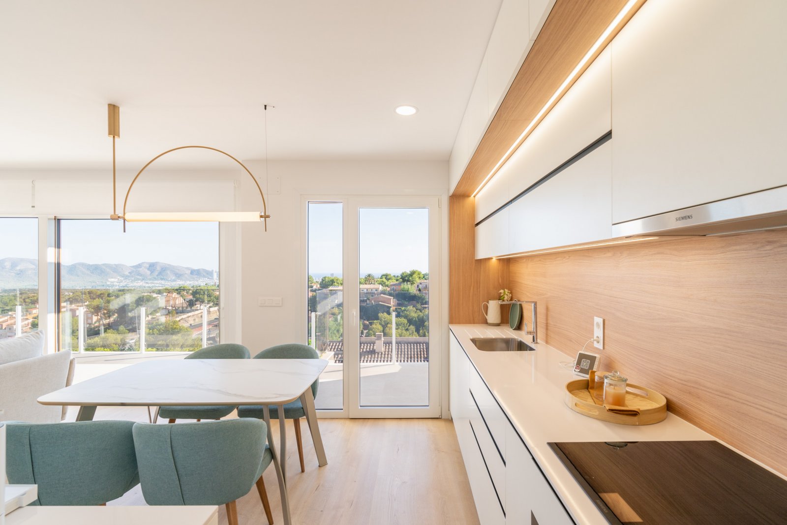  In der charmanten Stadt La Nucia gelegen, bietet diese exklusive Sammlung von 28 Immobilien eine einzigartige Wohnumgebung mit Meerblick. Das Angebot