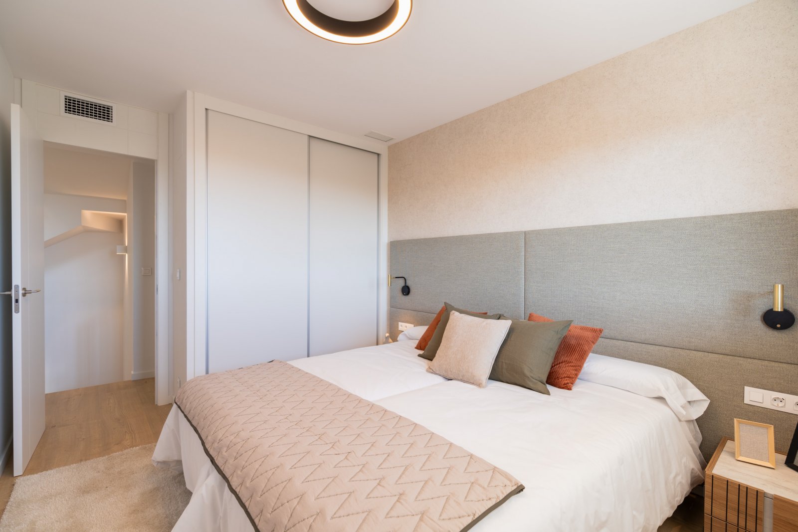  In der charmanten Stadt La Nucia gelegen, bietet diese exklusive Sammlung von 28 Immobilien eine einzigartige Wohnumgebung mit Meerblick. Das Angebot