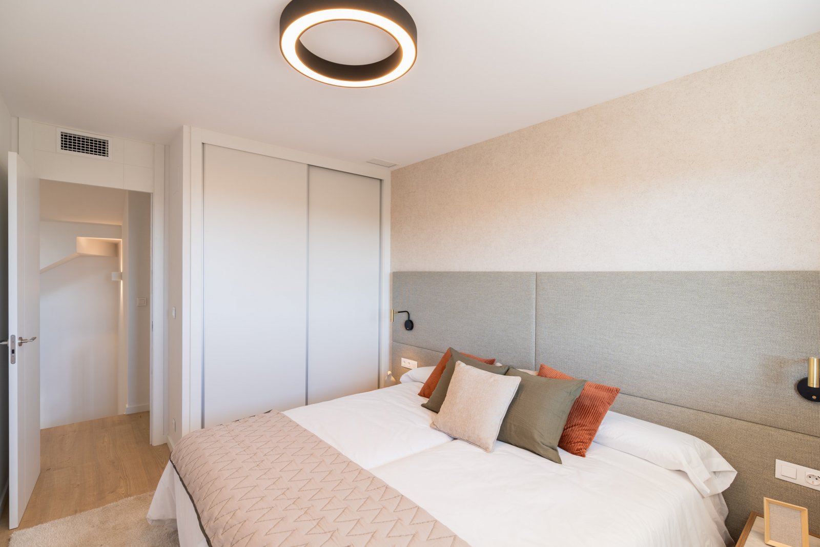  In der charmanten Stadt La Nucia gelegen, bietet diese exklusive Sammlung von 28 Immobilien eine einzigartige Wohnumgebung mit Meerblick. Das Angebot