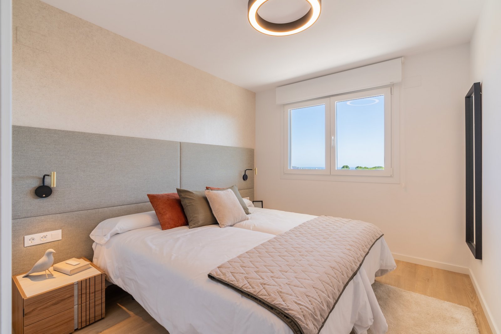  In der charmanten Stadt La Nucia gelegen, bietet diese exklusive Sammlung von 28 Immobilien eine einzigartige Wohnumgebung mit Meerblick. Das Angebot