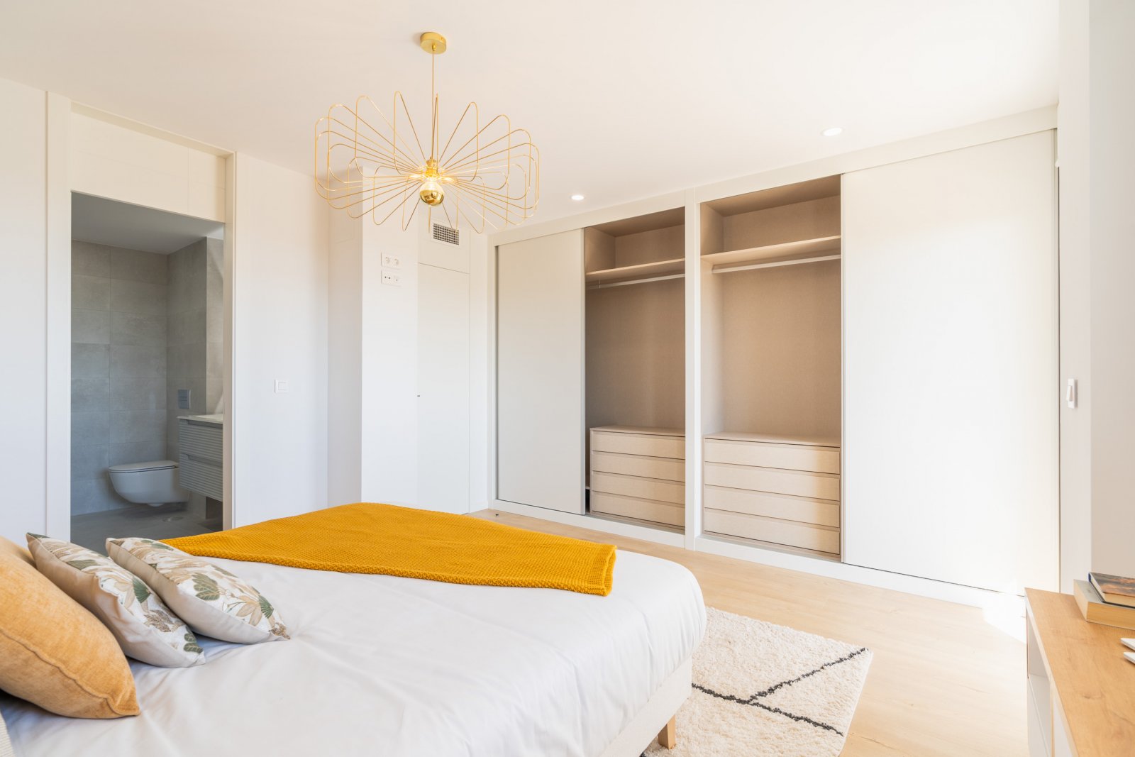  In der charmanten Stadt La Nucia gelegen, bietet diese exklusive Sammlung von 28 Immobilien eine einzigartige Wohnumgebung mit Meerblick. Das Angebot