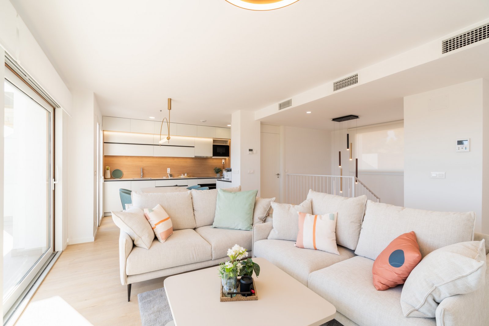  In der charmanten Stadt La Nucia gelegen, bietet diese exklusive Sammlung von 28 Immobilien eine einzigartige Wohnumgebung mit Meerblick. Das Angebot