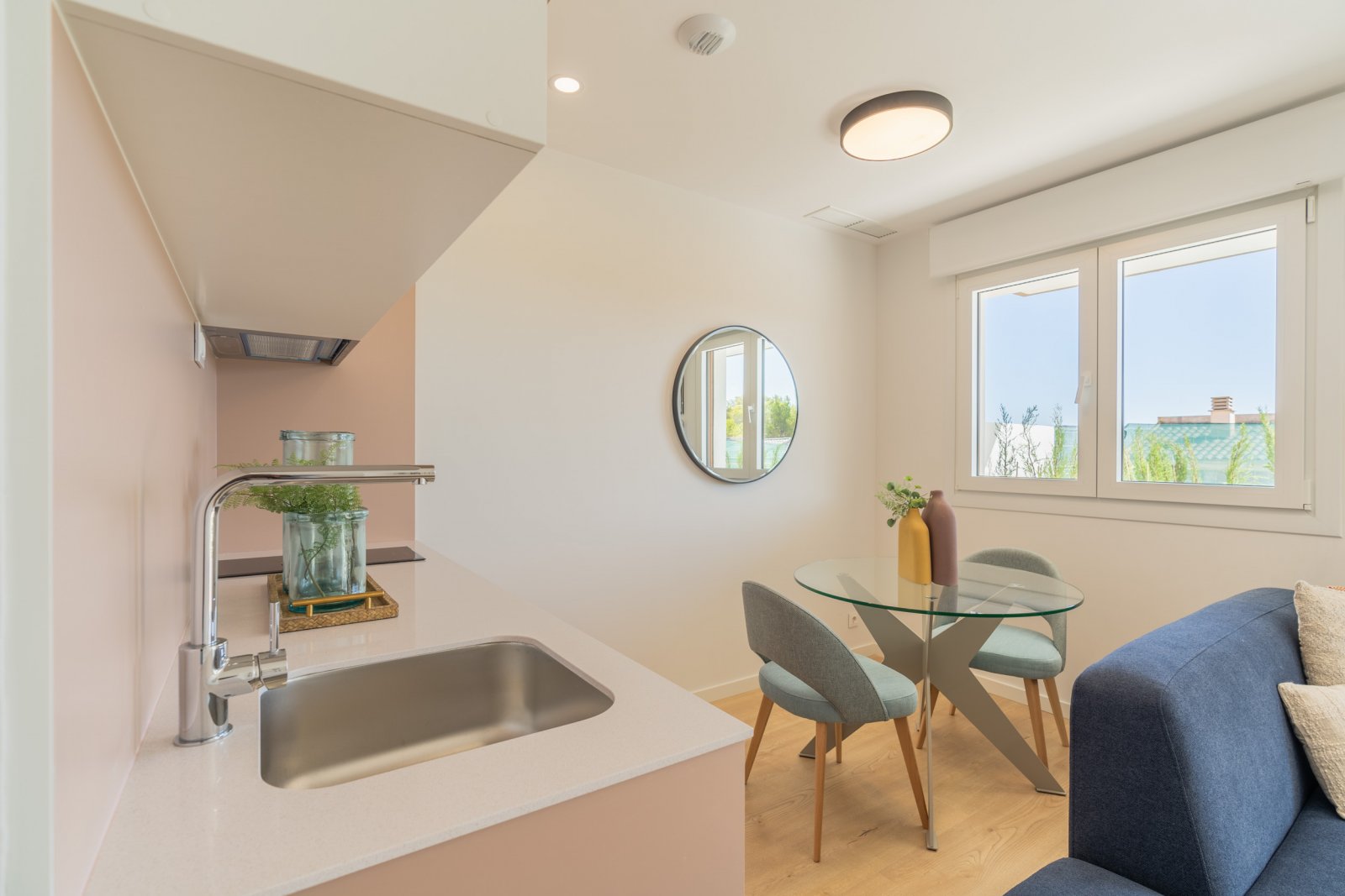  In der charmanten Stadt La Nucia gelegen, bietet diese exklusive Sammlung von 28 Immobilien eine einzigartige Wohnumgebung mit Meerblick. Das Angebot