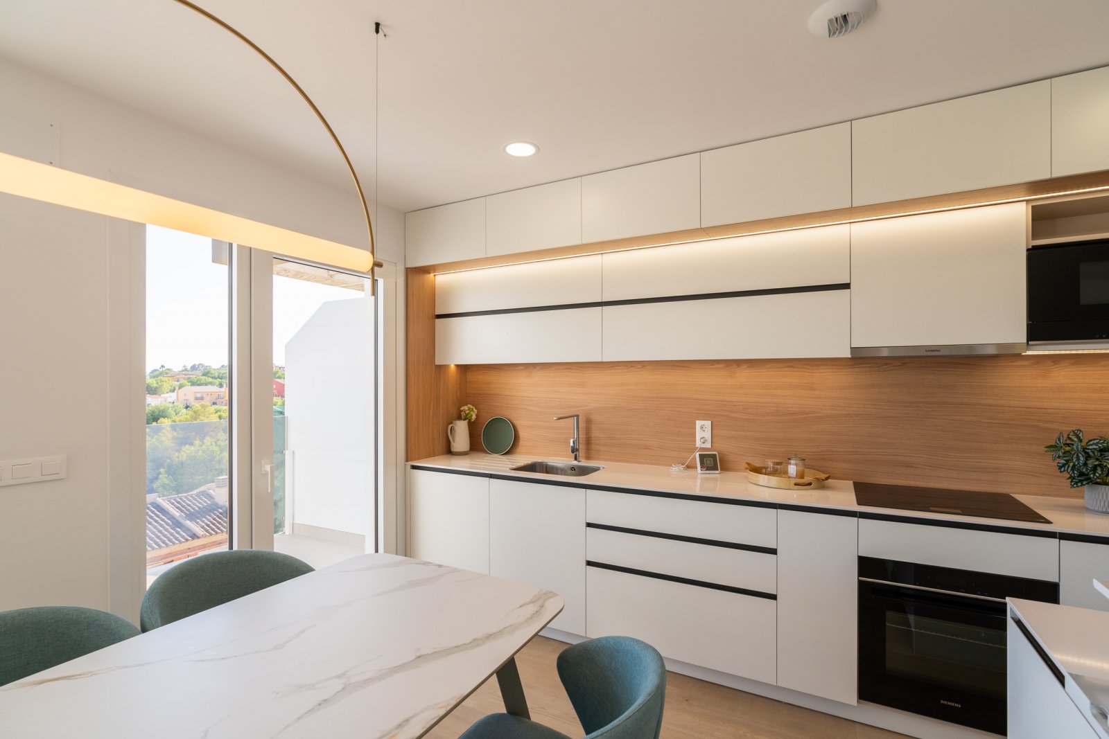  In der charmanten Stadt La Nucia gelegen, bietet diese exklusive Sammlung von 28 Immobilien eine einzigartige Wohnumgebung mit Meerblick. Das Angebot