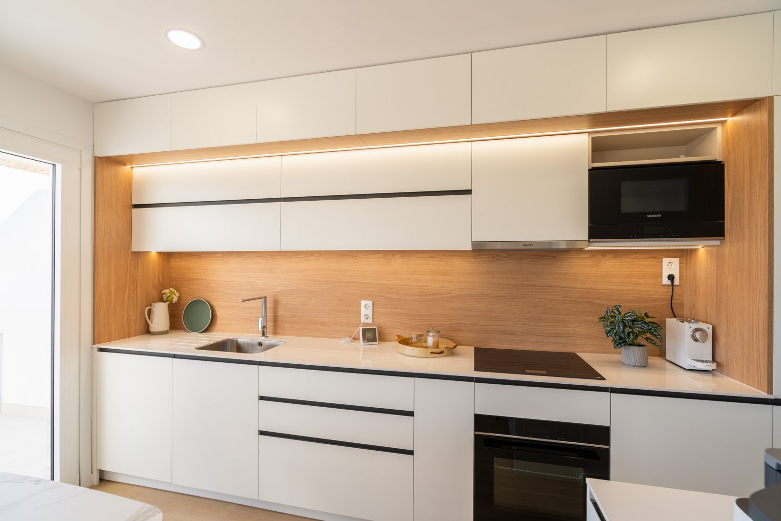  In der charmanten Stadt La Nucia gelegen, bietet diese exklusive Sammlung von 28 Immobilien eine einzigartige Wohnumgebung mit Meerblick. Das Angebot