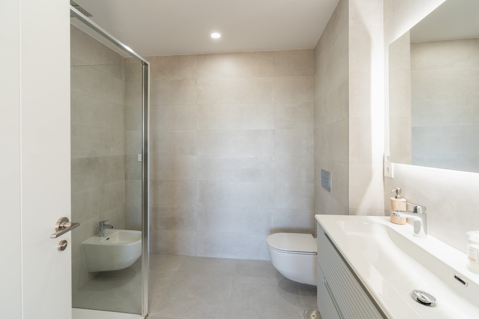  In der charmanten Stadt La Nucia gelegen, bietet diese exklusive Sammlung von 28 Immobilien eine einzigartige Wohnumgebung mit Meerblick. Das Angebot