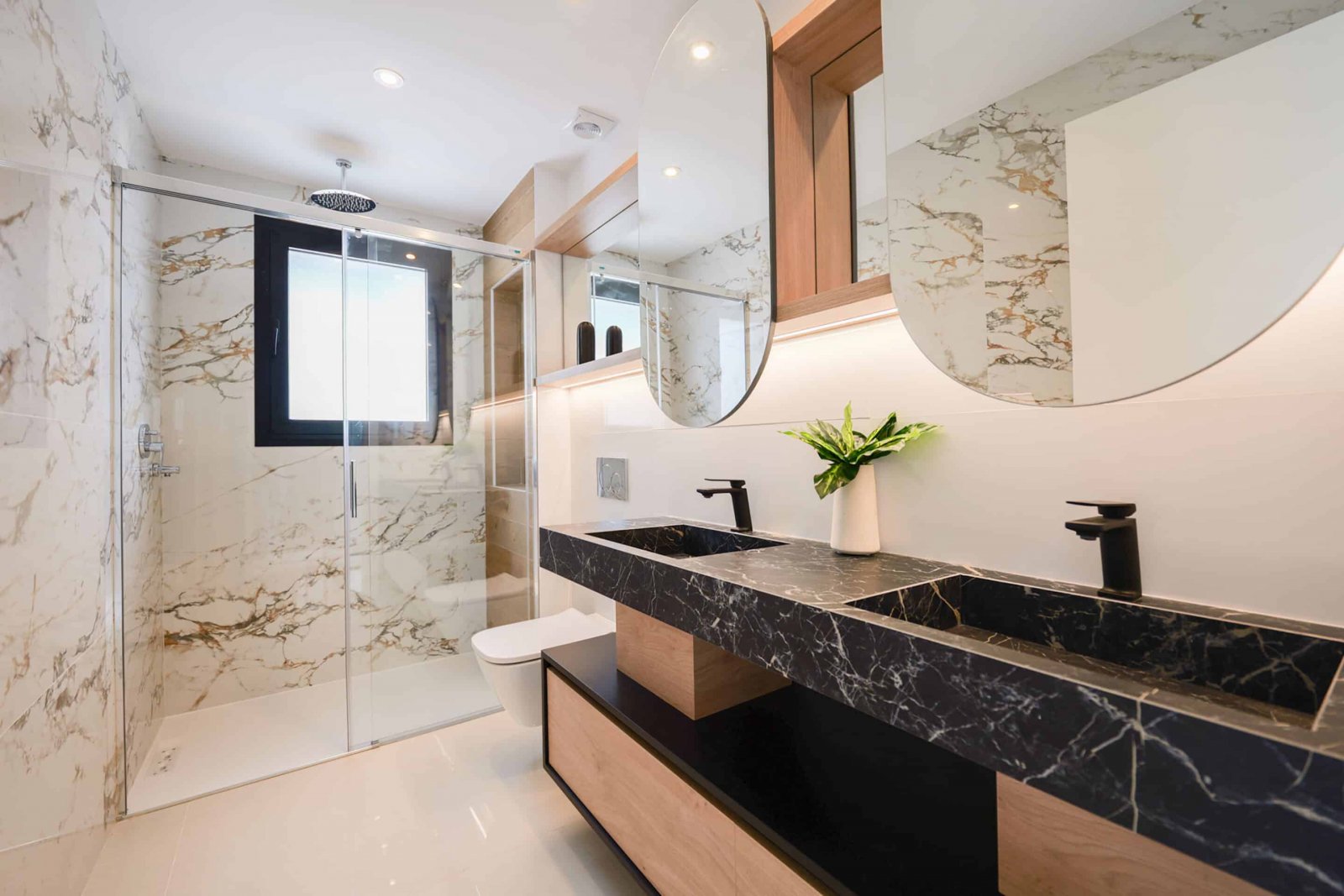  Diese exklusive Sammlung von drei unabhängigen Häusern befindet sich in der charmanten Ciudad Quesada und bietet eine ideale Umgebung für diejenigen,