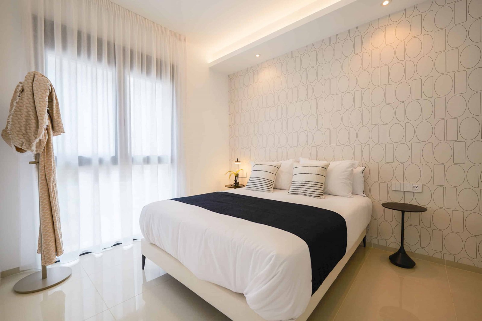  Diese exklusive Sammlung von drei unabhängigen Häusern befindet sich in der charmanten Ciudad Quesada und bietet eine ideale Umgebung für diejenigen,