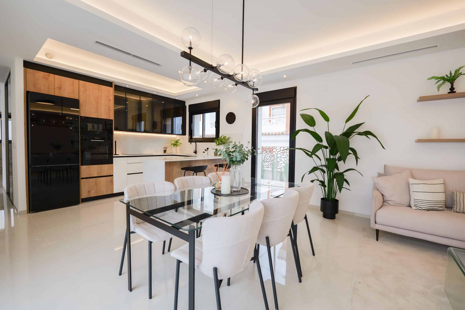  Diese exklusive Sammlung von drei unabhängigen Häusern befindet sich in der charmanten Ciudad Quesada und bietet eine ideale Umgebung für diejenigen,