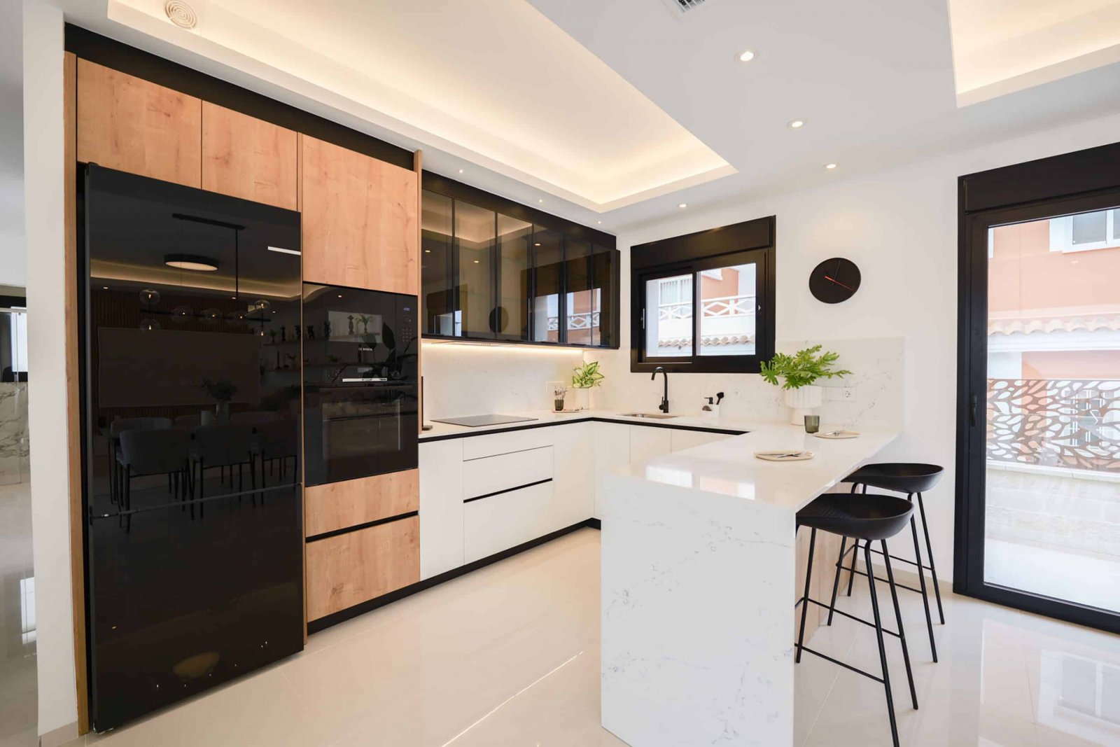  Diese exklusive Sammlung von drei unabhängigen Häusern befindet sich in der charmanten Ciudad Quesada und bietet eine ideale Umgebung für diejenigen,