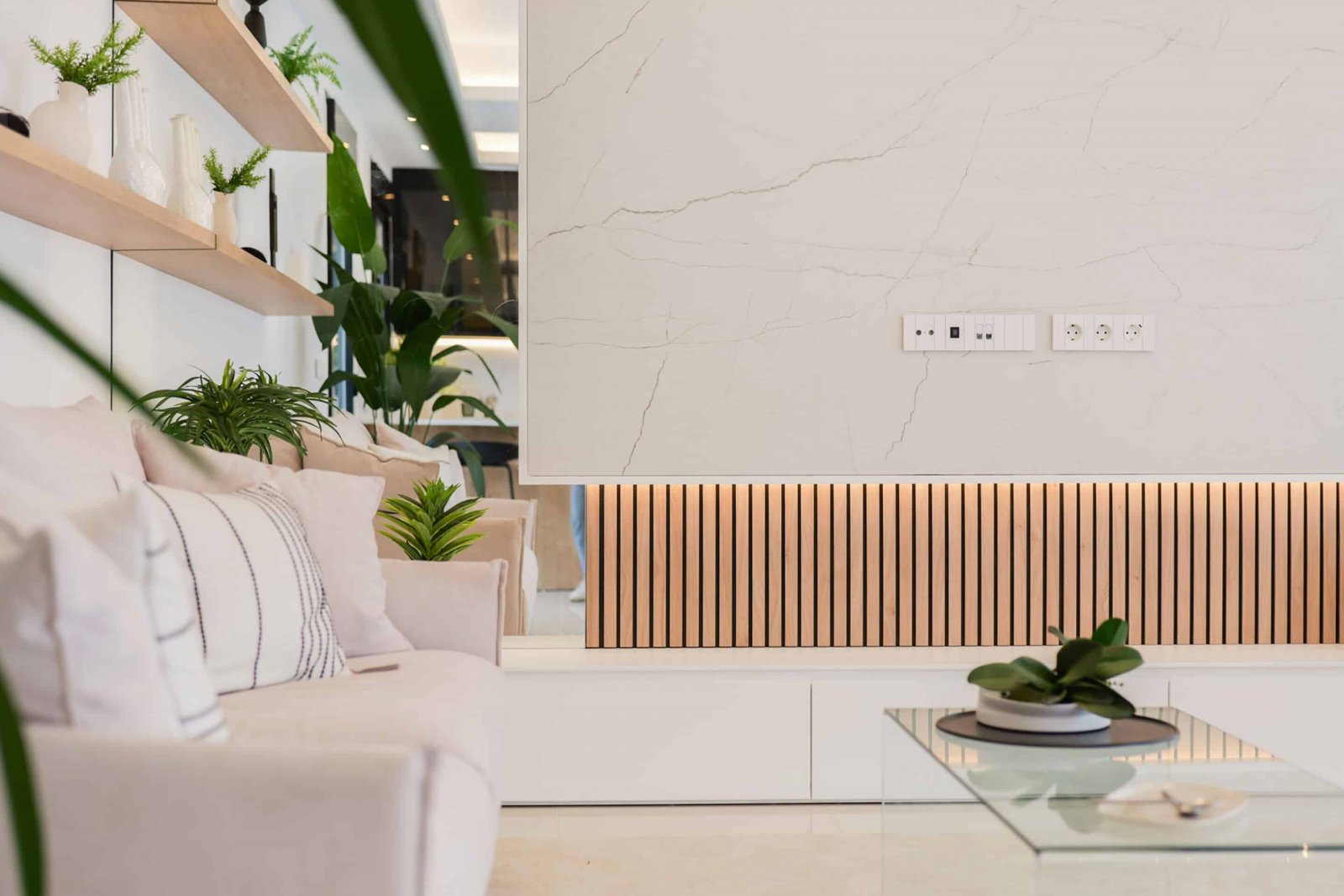  Diese exklusive Sammlung von drei unabhängigen Häusern befindet sich in der charmanten Ciudad Quesada und bietet eine ideale Umgebung für diejenigen,