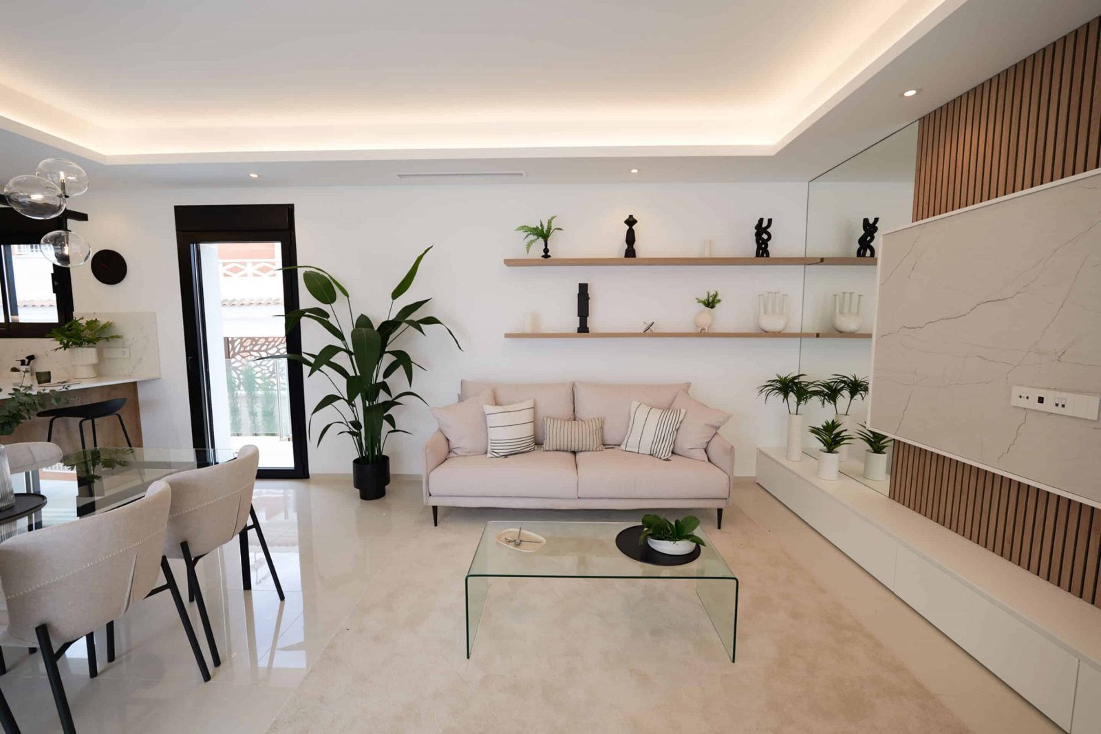  Diese exklusive Sammlung von drei unabhängigen Häusern befindet sich in der charmanten Ciudad Quesada und bietet eine ideale Umgebung für diejenigen,