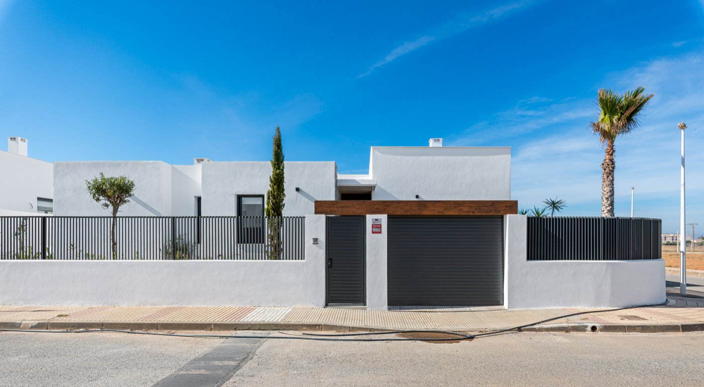  Diese exklusive Sammlung von sechs unabhängigen Wohnhäusern befindet sich im charmanten Enklave von Mar de Cristal und bietet eine ideale Umgebung fü