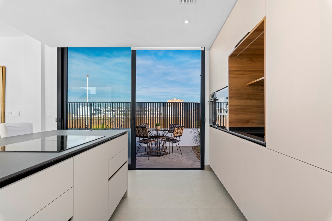  Diese exklusive Sammlung von sechs unabhängigen Wohnhäusern befindet sich im charmanten Enklave von Mar de Cristal und bietet eine ideale Umgebung fü