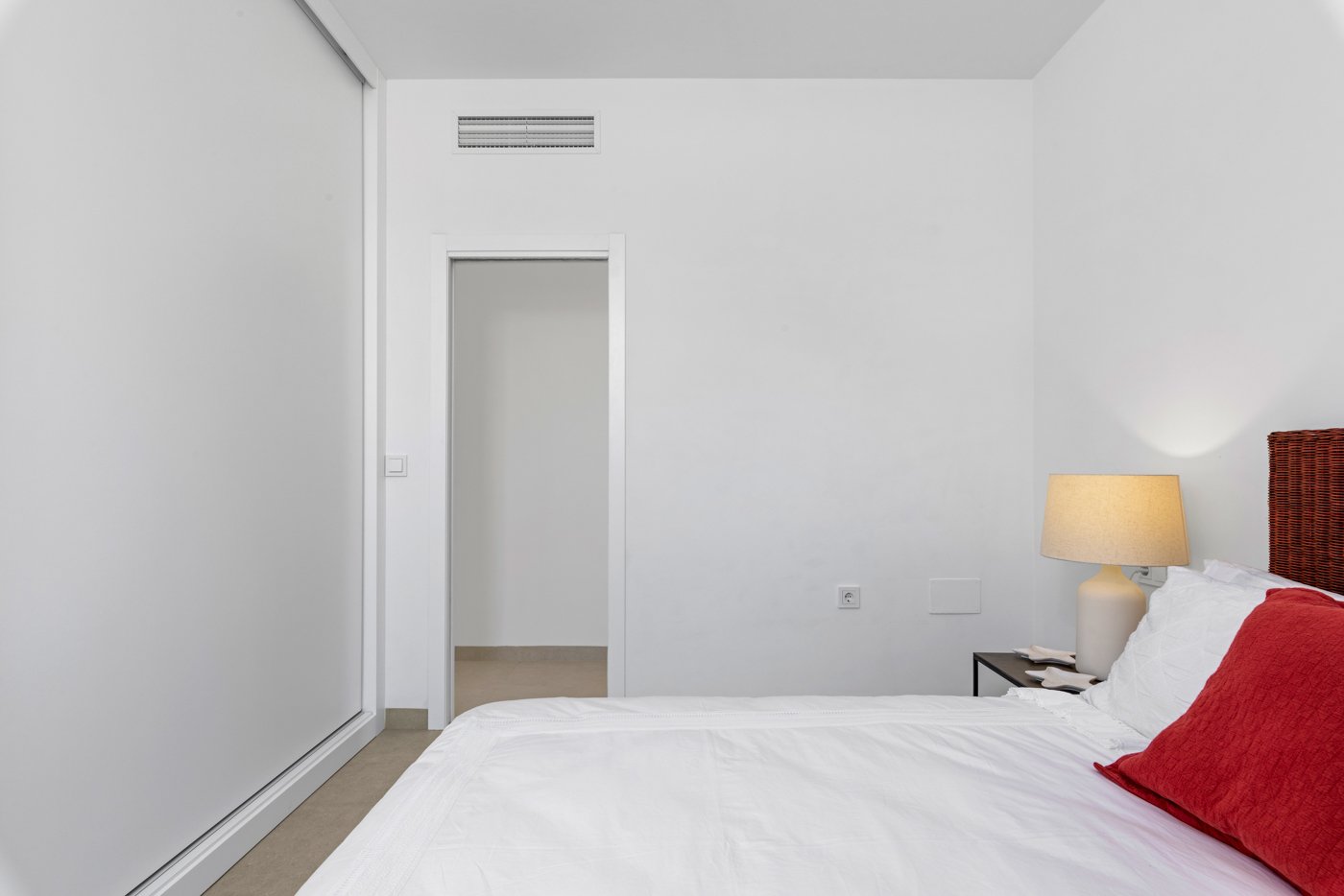  Diese exklusive Sammlung von sechs unabhängigen Wohnhäusern befindet sich im charmanten Enklave von Mar de Cristal und bietet eine ideale Umgebung fü