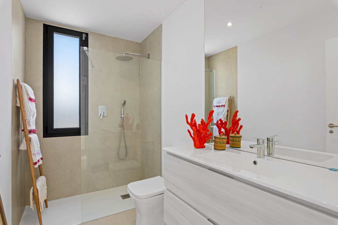  Diese exklusive Sammlung von sechs unabhängigen Wohnhäusern befindet sich im charmanten Enklave von Mar de Cristal und bietet eine ideale Umgebung fü