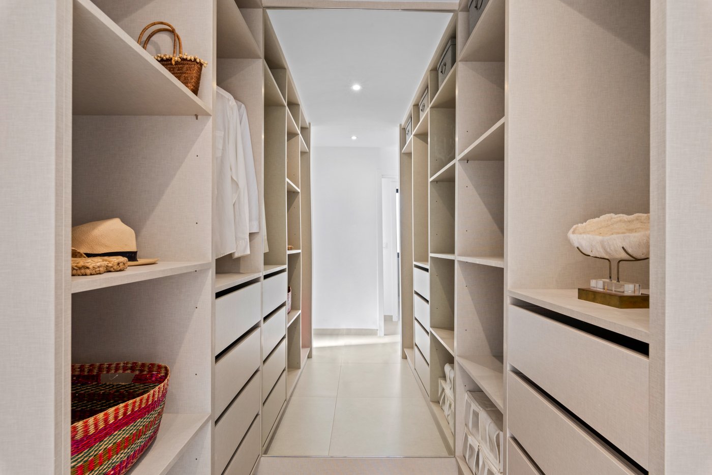  Diese exklusive Sammlung von sechs unabhängigen Wohnhäusern befindet sich im charmanten Enklave von Mar de Cristal und bietet eine ideale Umgebung fü