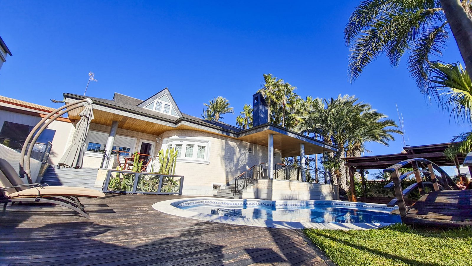 Diese Villa befindet sich in der charmanten Gemeinde San Pedro del Pinatar und bietet ein einzigartiges Wohnerlebnis mit Meerblick. Die Immobilie lie