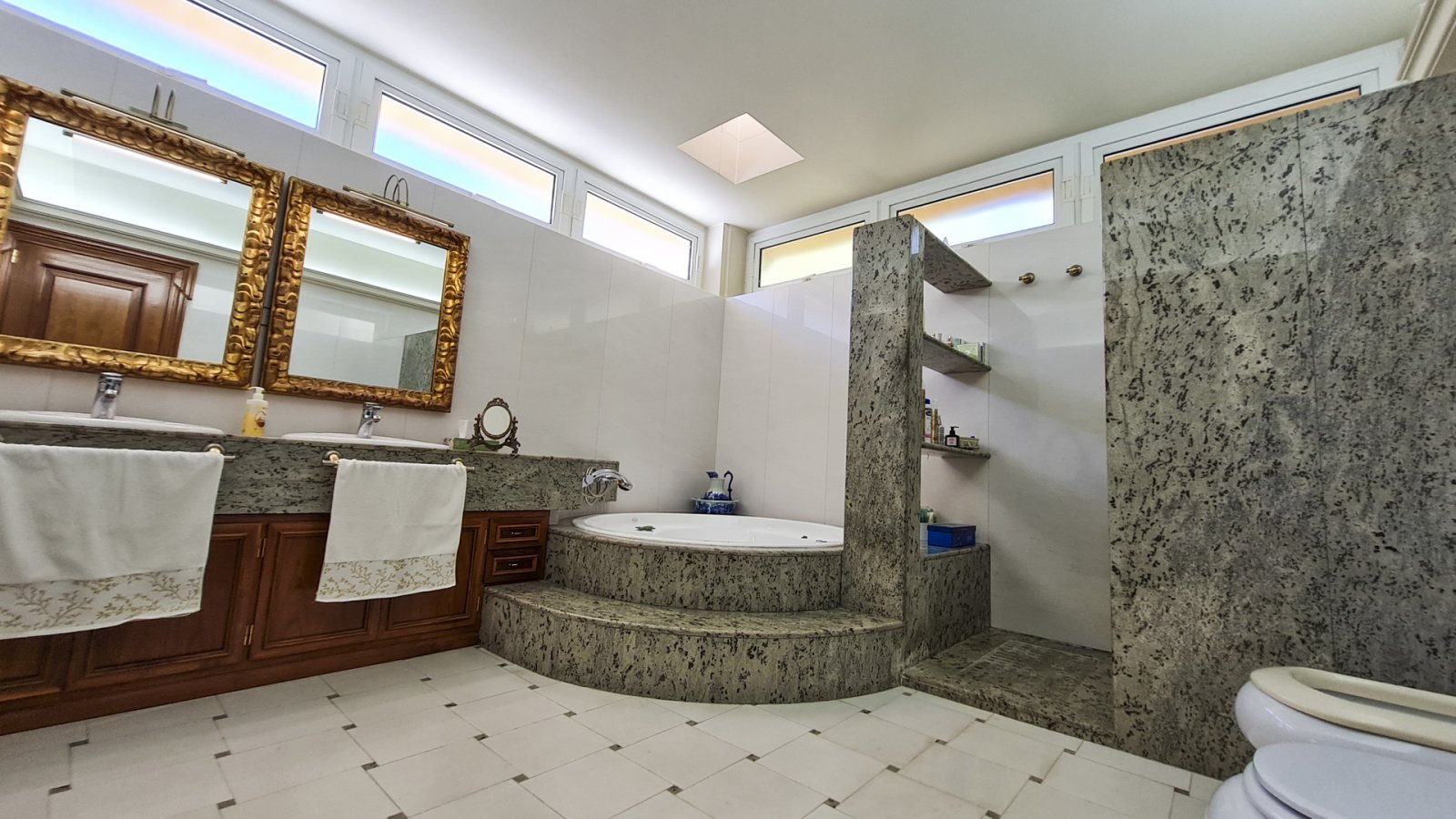 Diese Villa befindet sich in der charmanten Gemeinde San Pedro del Pinatar und bietet ein einzigartiges Wohnerlebnis mit Meerblick. Die Immobilie lie