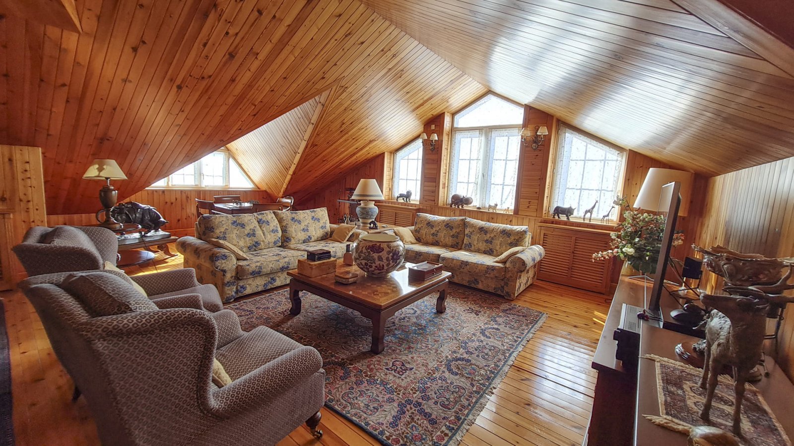 Diese Villa befindet sich in der charmanten Gemeinde San Pedro del Pinatar und bietet ein einzigartiges Wohnerlebnis mit Meerblick. Die Immobilie lie