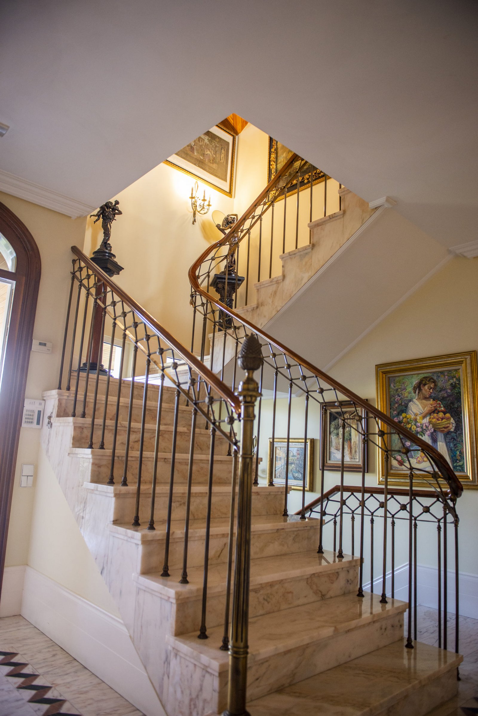 Diese Villa befindet sich in der charmanten Gemeinde San Pedro del Pinatar und bietet ein einzigartiges Wohnerlebnis mit Meerblick. Die Immobilie lie