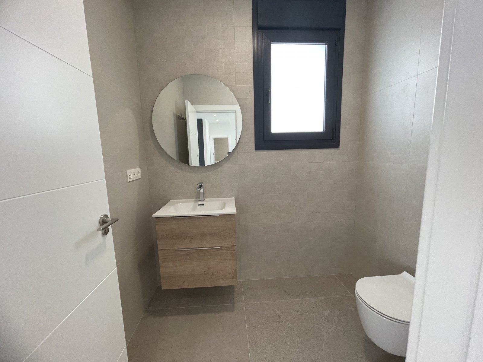  In der prestigeträchtigen Gegend von Ciudad Quesada gelegen, bietet dieses exklusive freistehende Chalet eine außergewöhnliche Lebensumgebung. Entwor