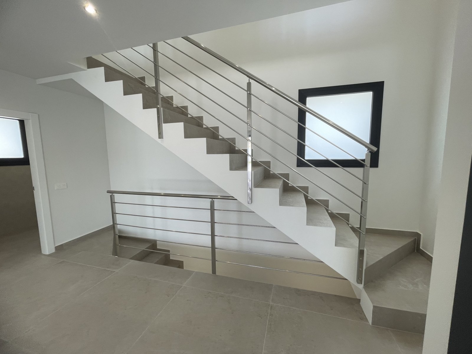  In der prestigeträchtigen Gegend von Ciudad Quesada gelegen, bietet dieses exklusive freistehende Chalet eine außergewöhnliche Lebensumgebung. Entwor