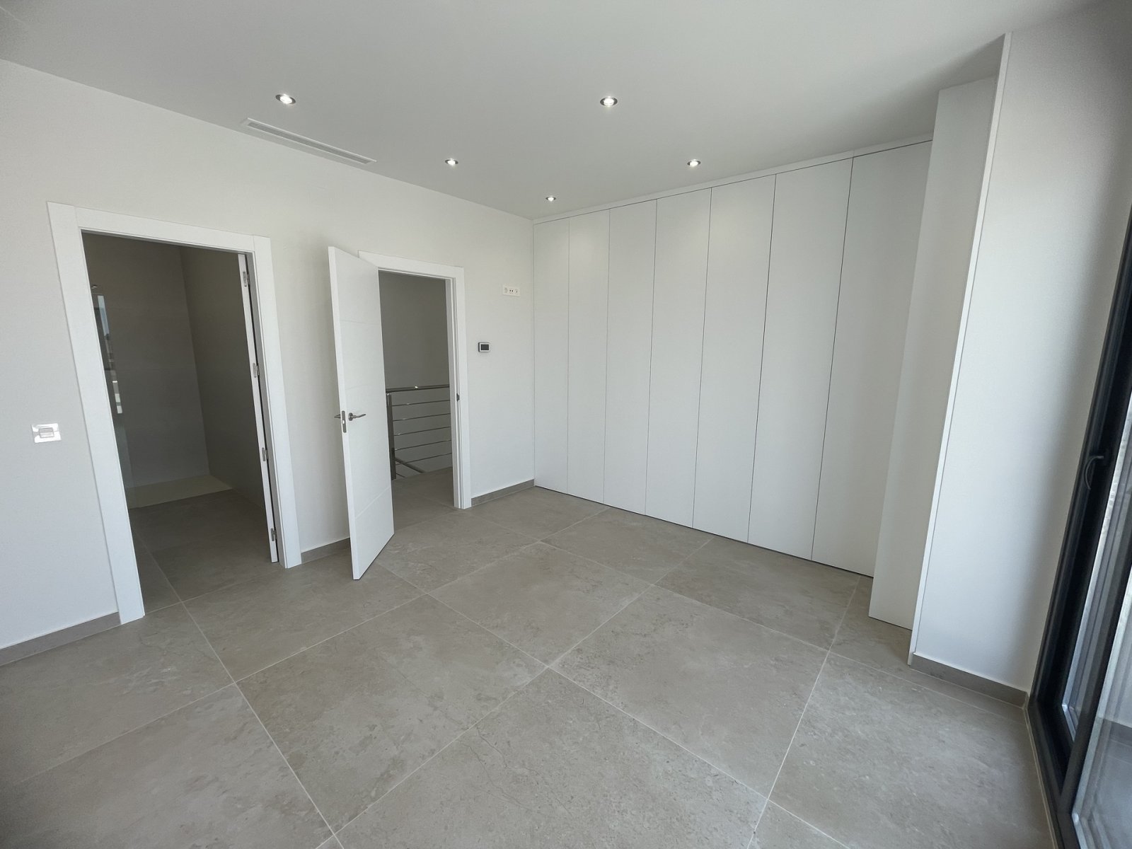  In der prestigeträchtigen Gegend von Ciudad Quesada gelegen, bietet dieses exklusive freistehende Chalet eine außergewöhnliche Lebensumgebung. Entwor