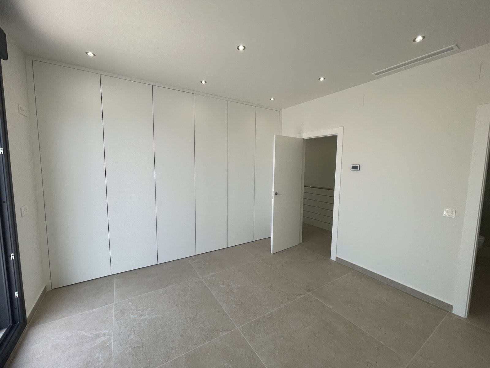  In der prestigeträchtigen Gegend von Ciudad Quesada gelegen, bietet dieses exklusive freistehende Chalet eine außergewöhnliche Lebensumgebung. Entwor