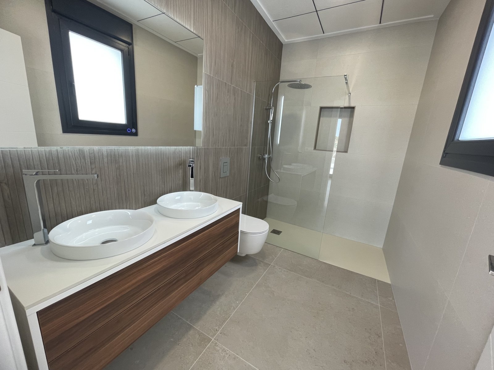  In der prestigeträchtigen Gegend von Ciudad Quesada gelegen, bietet dieses exklusive freistehende Chalet eine außergewöhnliche Lebensumgebung. Entwor