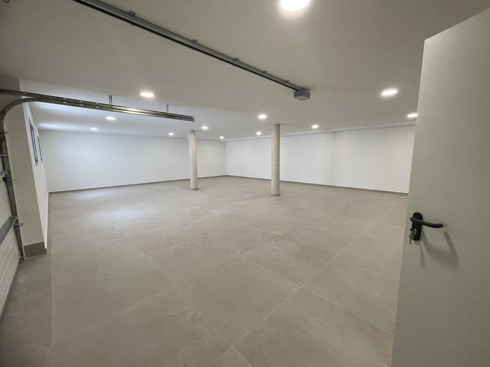  In der prestigeträchtigen Gegend von Ciudad Quesada gelegen, bietet dieses exklusive freistehende Chalet eine außergewöhnliche Lebensumgebung. Entwor