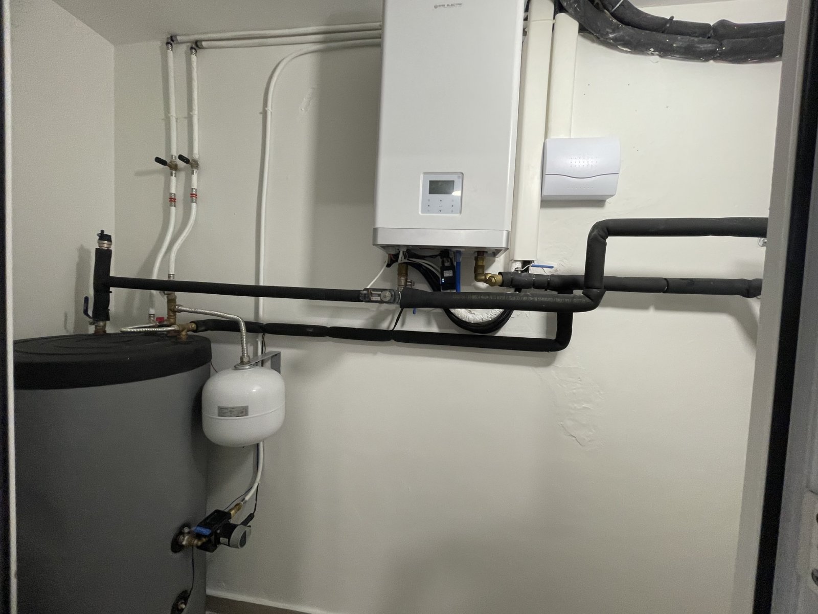  In der prestigeträchtigen Gegend von Ciudad Quesada gelegen, bietet dieses exklusive freistehende Chalet eine außergewöhnliche Lebensumgebung. Entwor