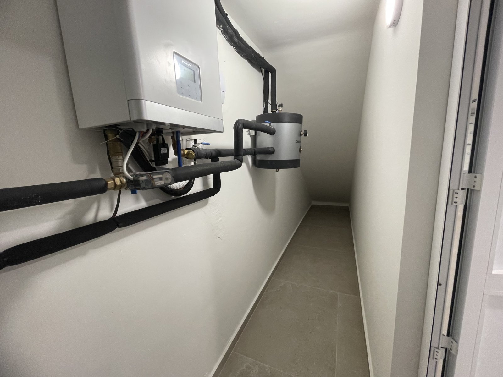  In der prestigeträchtigen Gegend von Ciudad Quesada gelegen, bietet dieses exklusive freistehende Chalet eine außergewöhnliche Lebensumgebung. Entwor