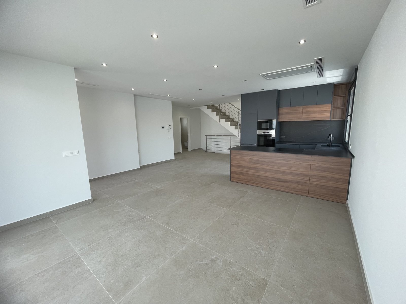  In der prestigeträchtigen Gegend von Ciudad Quesada gelegen, bietet dieses exklusive freistehende Chalet eine außergewöhnliche Lebensumgebung. Entwor