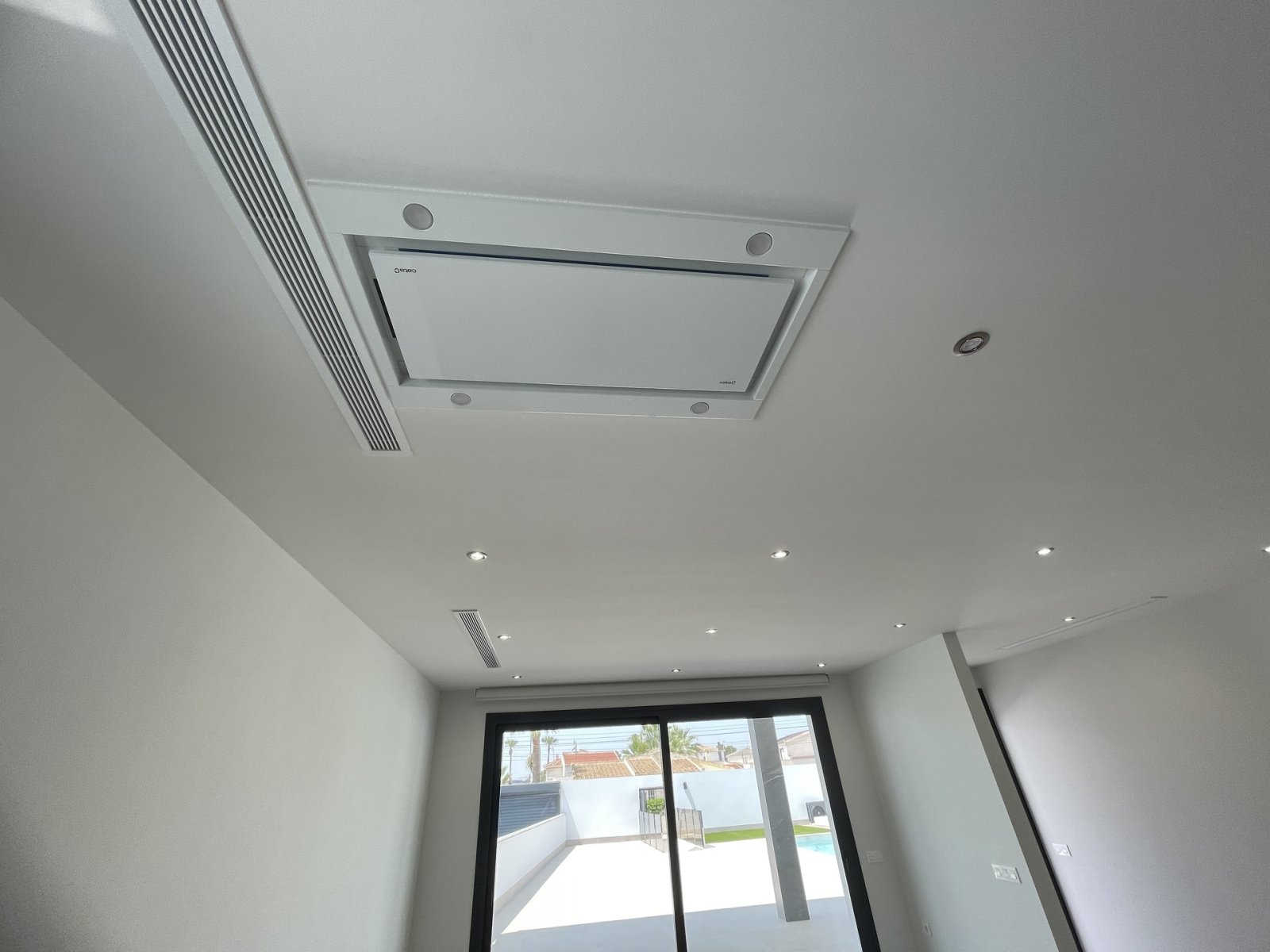  In der prestigeträchtigen Gegend von Ciudad Quesada gelegen, bietet dieses exklusive freistehende Chalet eine außergewöhnliche Lebensumgebung. Entwor