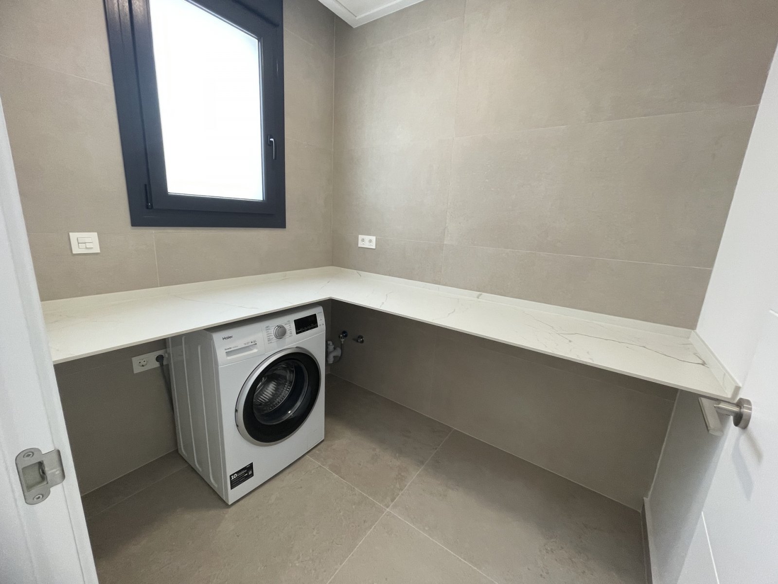  In der prestigeträchtigen Gegend von Ciudad Quesada gelegen, bietet dieses exklusive freistehende Chalet eine außergewöhnliche Lebensumgebung. Entwor