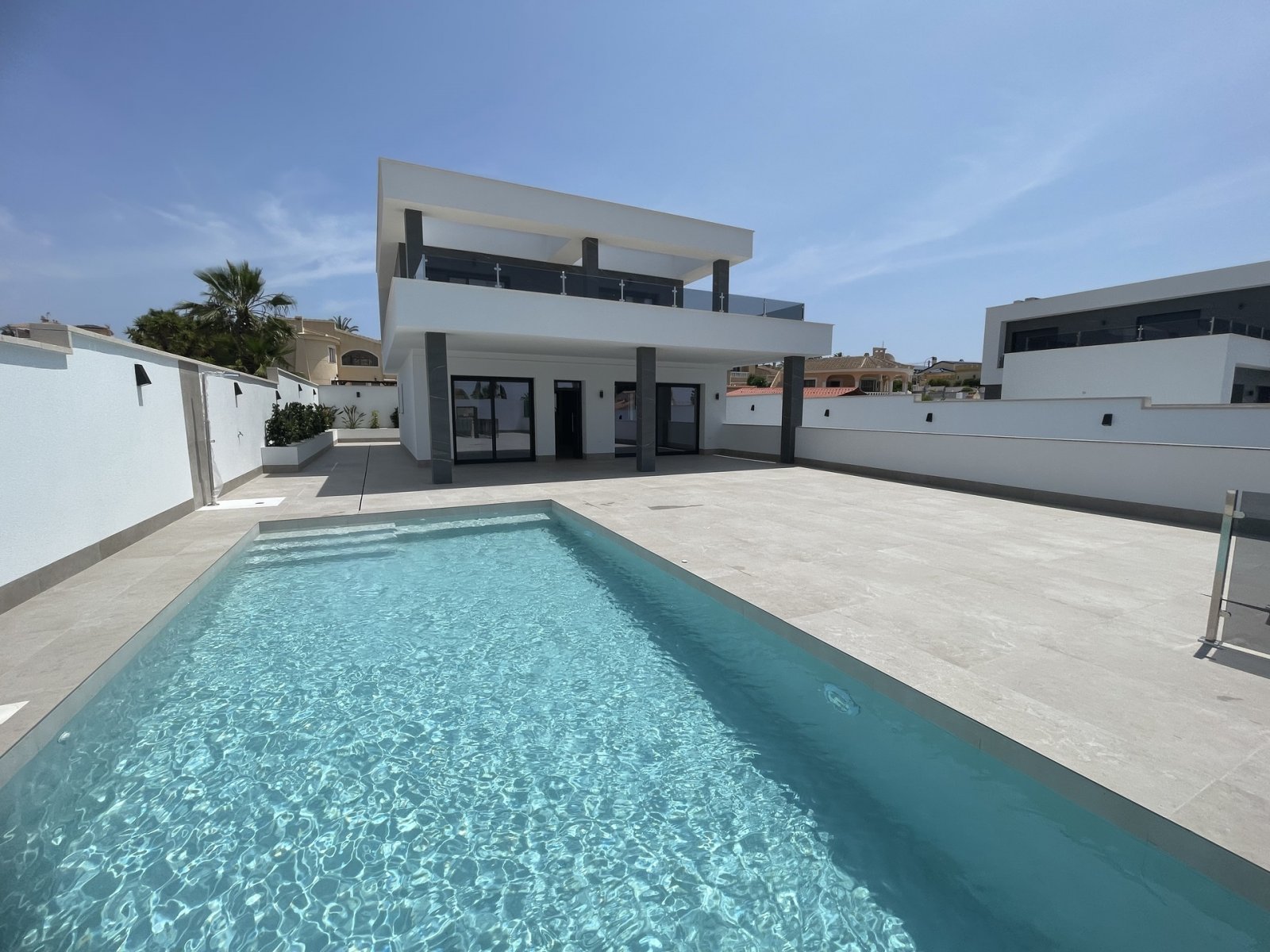  In der prestigeträchtigen Gegend von Ciudad Quesada gelegen, bietet dieses exklusive freistehende Chalet eine außergewöhnliche Lebensumgebung. Entwor