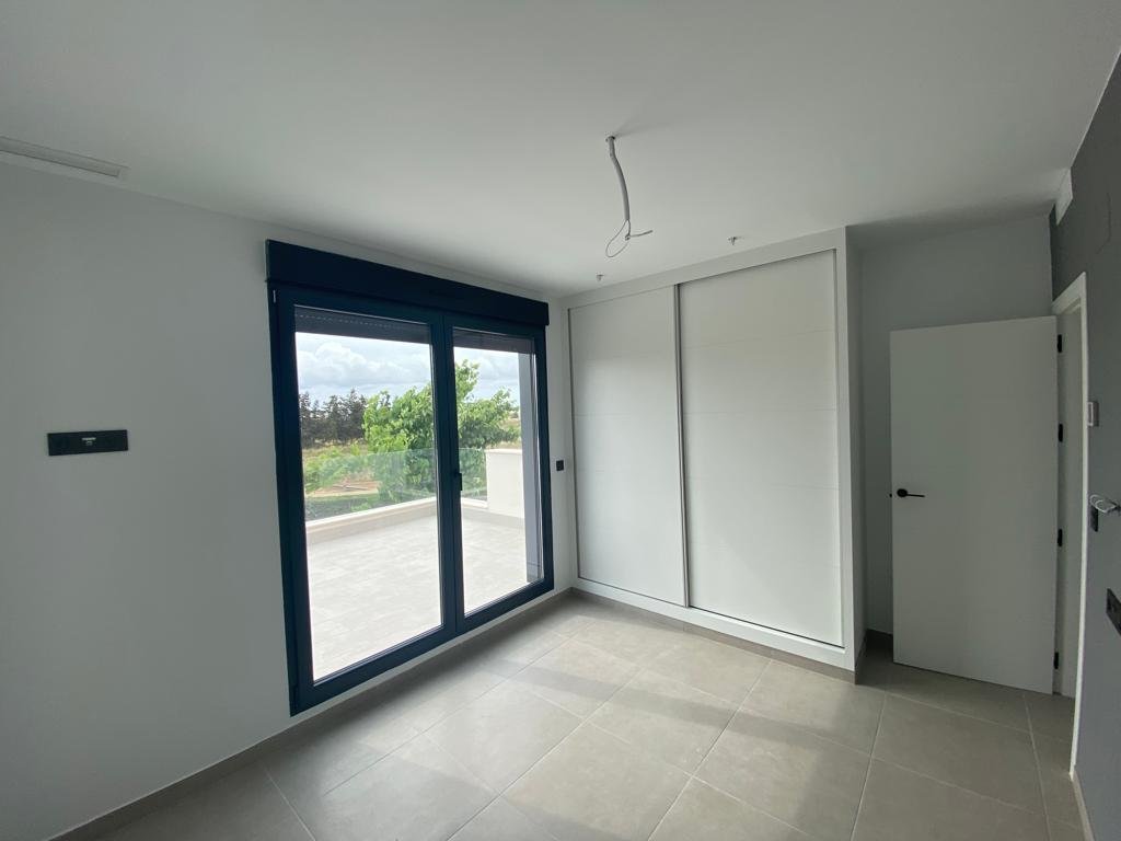  In der charmanten Stadt Los Alcázares gelegen, bietet diese exklusive Sammlung von 9 unabhängigen Häusern eine privilegierte Umgebung für diejenigen,