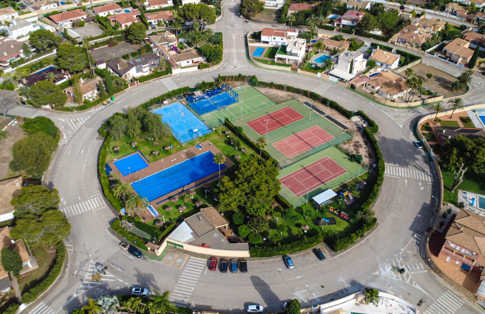  Diese Villa befindet sich in der prestigeträchtigen Gegend von Orihuela Costa und bietet ein außergewöhnliches Wohnerlebnis. Mit nur 1 km Entfernung 