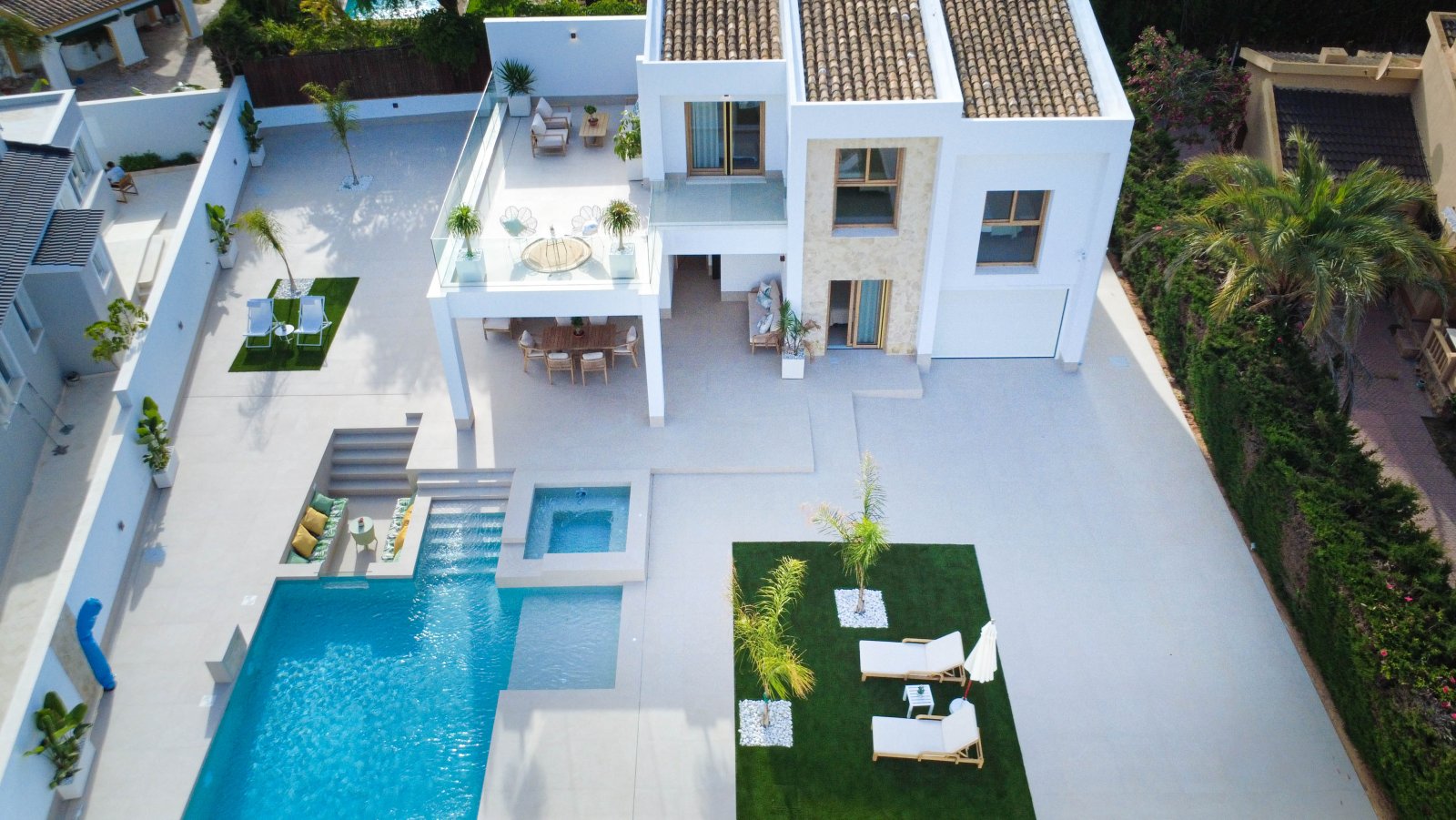  Diese Villa befindet sich in der prestigeträchtigen Gegend von Orihuela Costa und bietet ein außergewöhnliches Wohnerlebnis. Mit nur 1 km Entfernung 