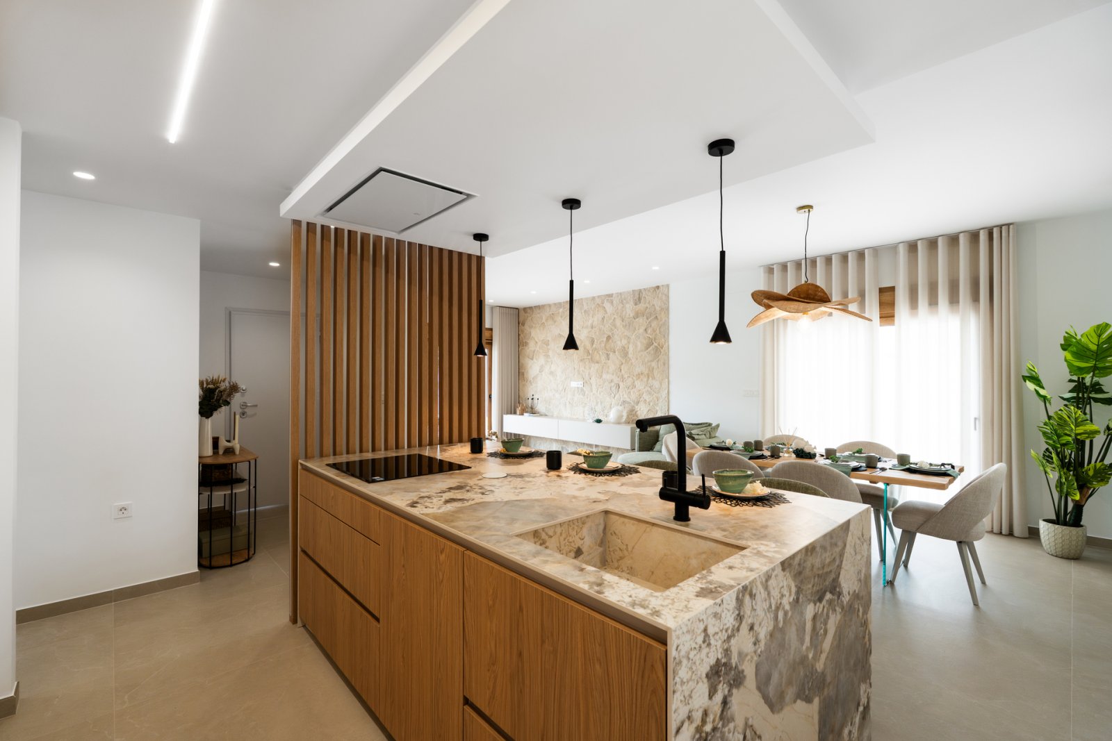  Diese Villa befindet sich in der prestigeträchtigen Gegend von Orihuela Costa und bietet ein außergewöhnliches Wohnerlebnis. Mit nur 1 km Entfernung 