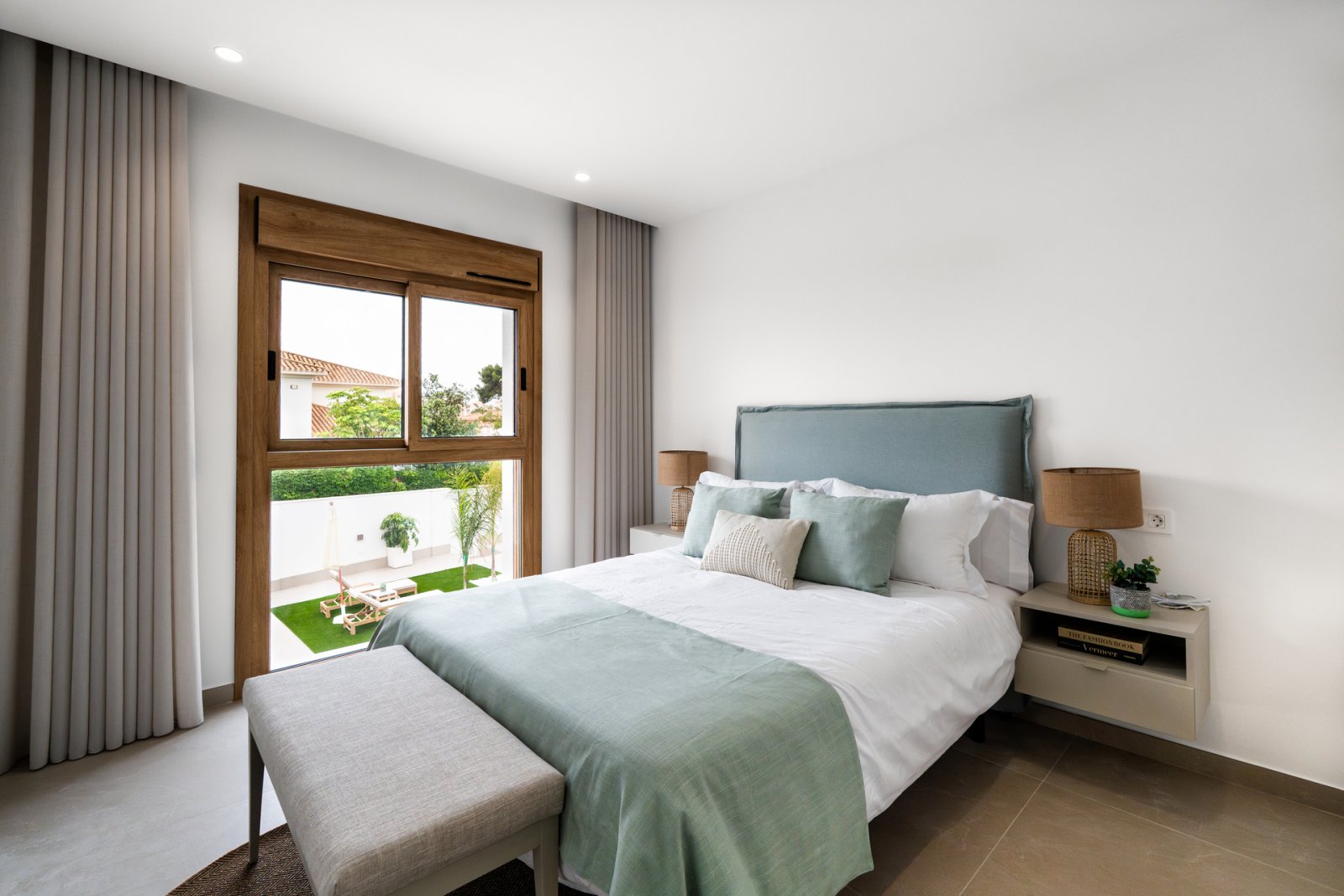  Diese Villa befindet sich in der prestigeträchtigen Gegend von Orihuela Costa und bietet ein außergewöhnliches Wohnerlebnis. Mit nur 1 km Entfernung 