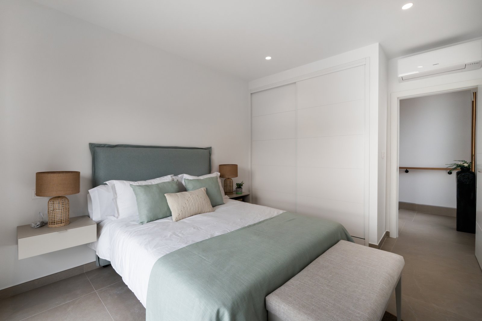  Diese Villa befindet sich in der prestigeträchtigen Gegend von Orihuela Costa und bietet ein außergewöhnliches Wohnerlebnis. Mit nur 1 km Entfernung 