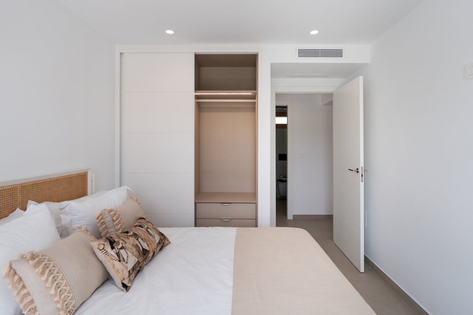  Diese Villa befindet sich in der prestigeträchtigen Gegend von Orihuela Costa und bietet ein außergewöhnliches Wohnerlebnis. Mit nur 1 km Entfernung 