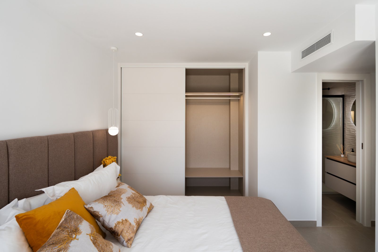  Diese Villa befindet sich in der prestigeträchtigen Gegend von Orihuela Costa und bietet ein außergewöhnliches Wohnerlebnis. Mit nur 1 km Entfernung 