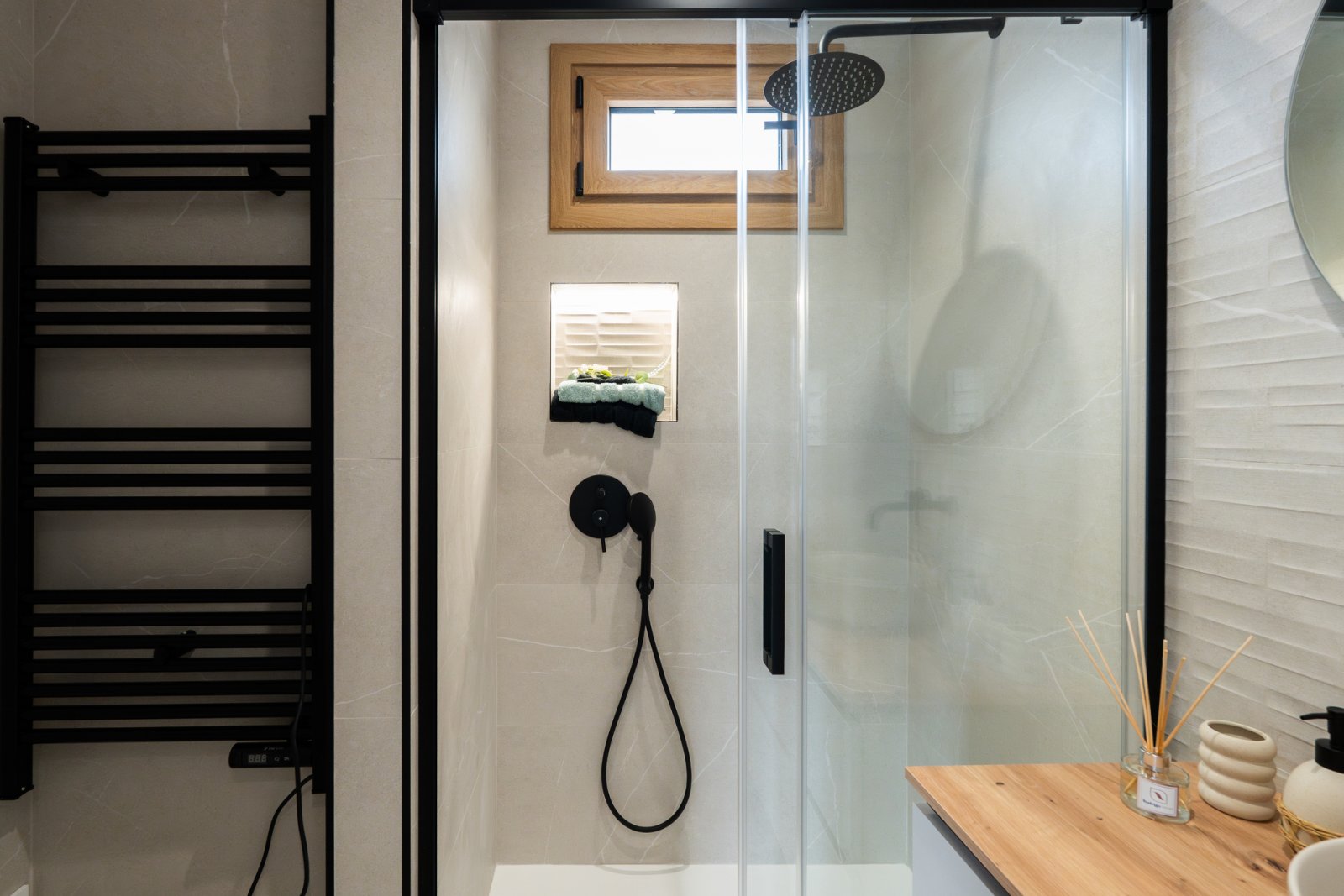  Diese Villa befindet sich in der prestigeträchtigen Gegend von Orihuela Costa und bietet ein außergewöhnliches Wohnerlebnis. Mit nur 1 km Entfernung 