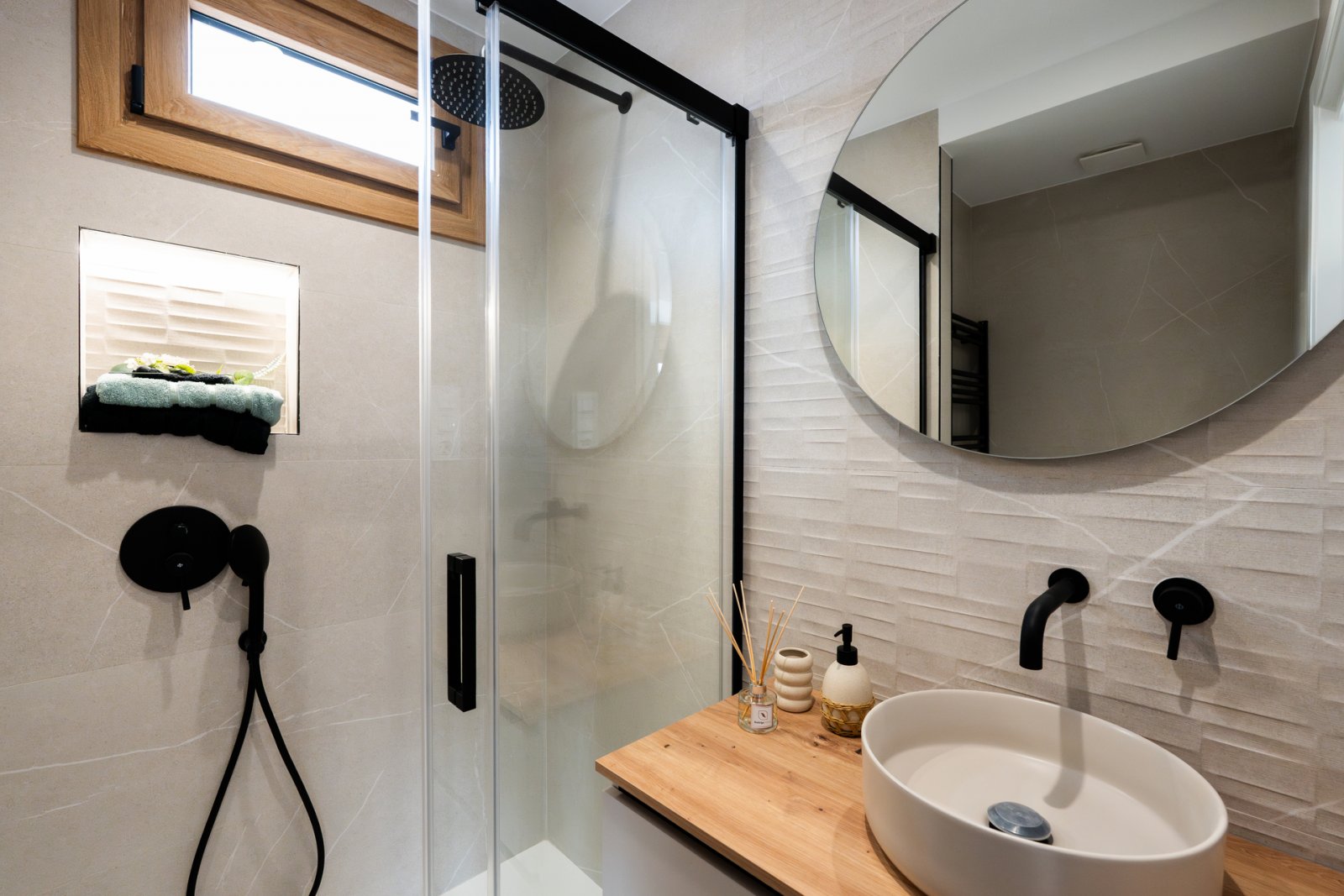  Diese Villa befindet sich in der prestigeträchtigen Gegend von Orihuela Costa und bietet ein außergewöhnliches Wohnerlebnis. Mit nur 1 km Entfernung 