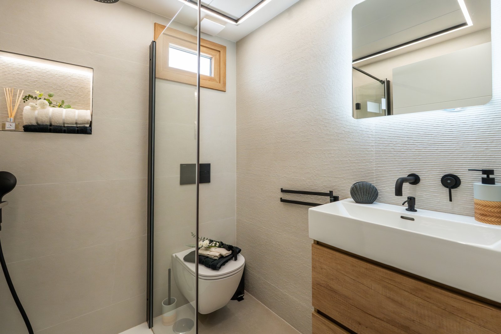  Diese Villa befindet sich in der prestigeträchtigen Gegend von Orihuela Costa und bietet ein außergewöhnliches Wohnerlebnis. Mit nur 1 km Entfernung 